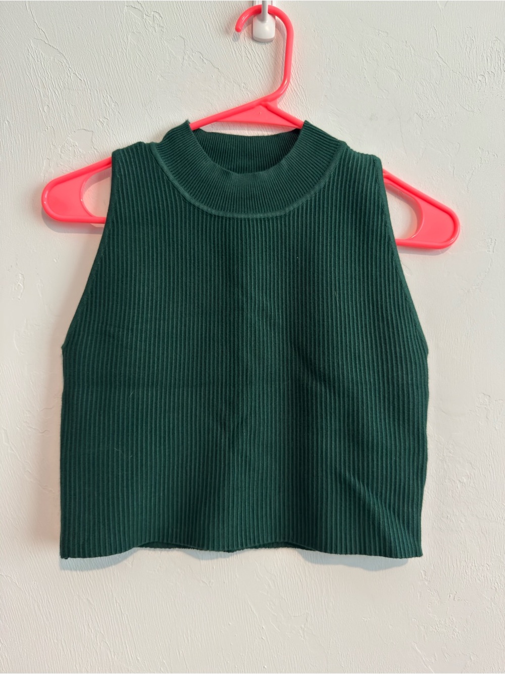 House of Harlow 1960 Green Ribbed Knit Mock Neck Sleeveless Crop Top
Sz M